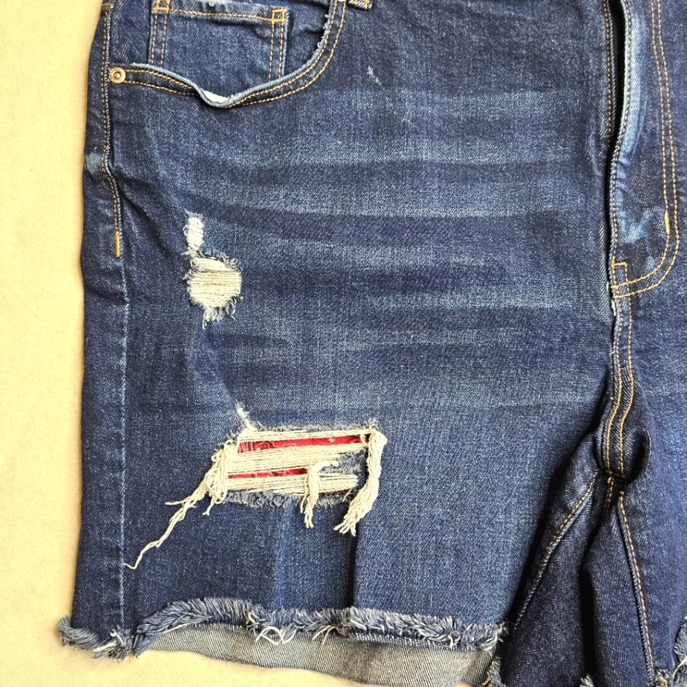 Maurices High Rise Distressed Bandana Jean Shorts 24W Stretch Like NEW W-2498